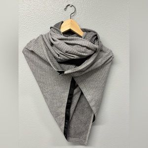 Lululemon NWT Vinyasa Scarf Grey & White Herringbone Pattern w/ Black Snaps